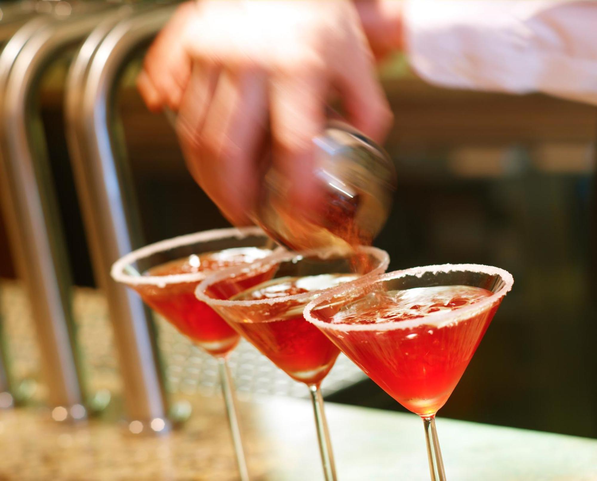 Aghadoe Heights Hotel & Spa Fossa Exterior foto A bartender seasoning a cocktail rim with a lemon wheel