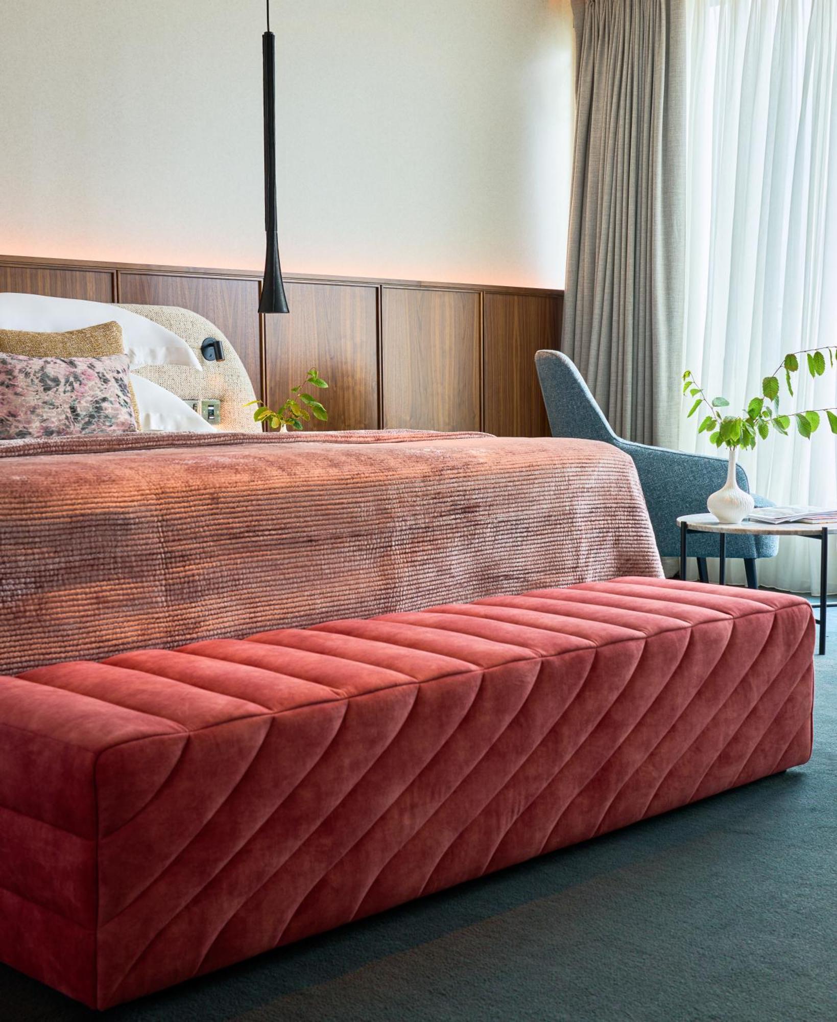 Aghadoe Heights Hotel & Spa Fossa Exterior foto A bench in a bedroom